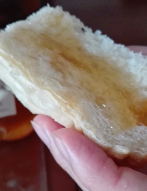 バターの木（チウリ）はちみつをパンに塗った