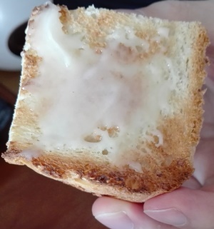 キルギスはちみつをトーストしたパンに塗る