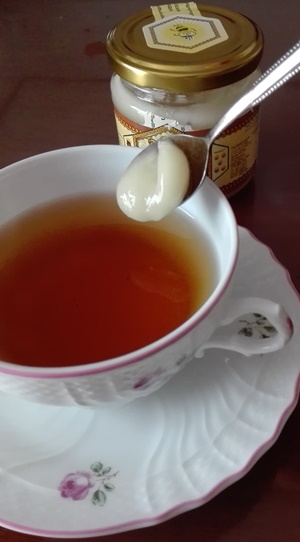 キルギスはちみつを紅茶に入れる